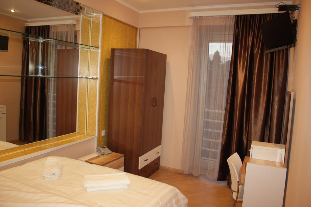 Hotel London Palace Тбилиси Номер фото